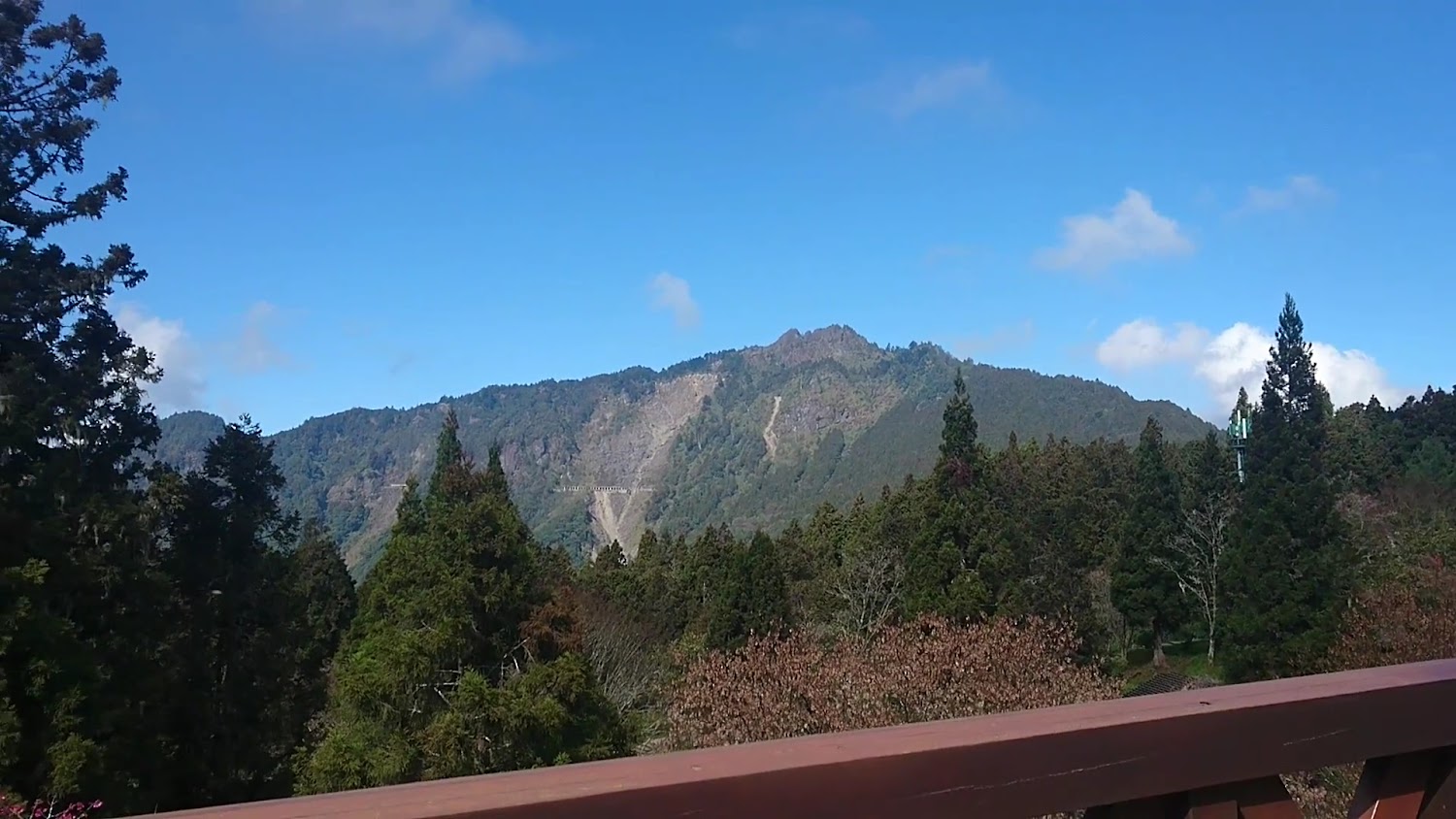 阿里山觀景台與青翠山脈景觀