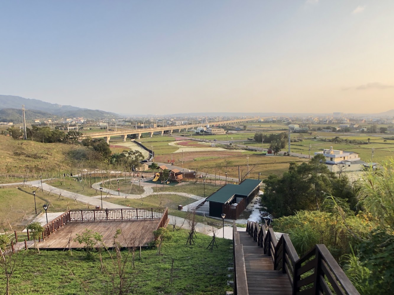 山腳觀景臺俯瞰田野與木平台