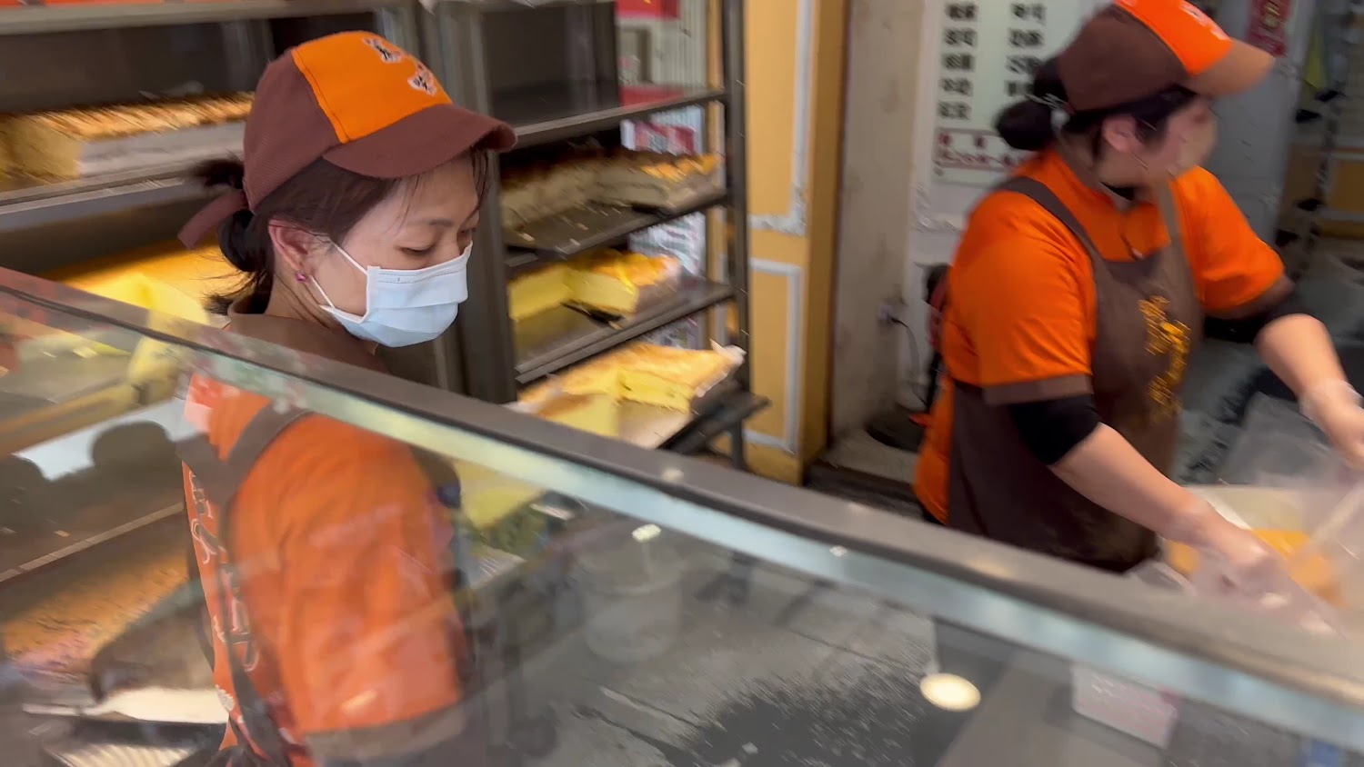 兩位店員在蛋糕店內工作
