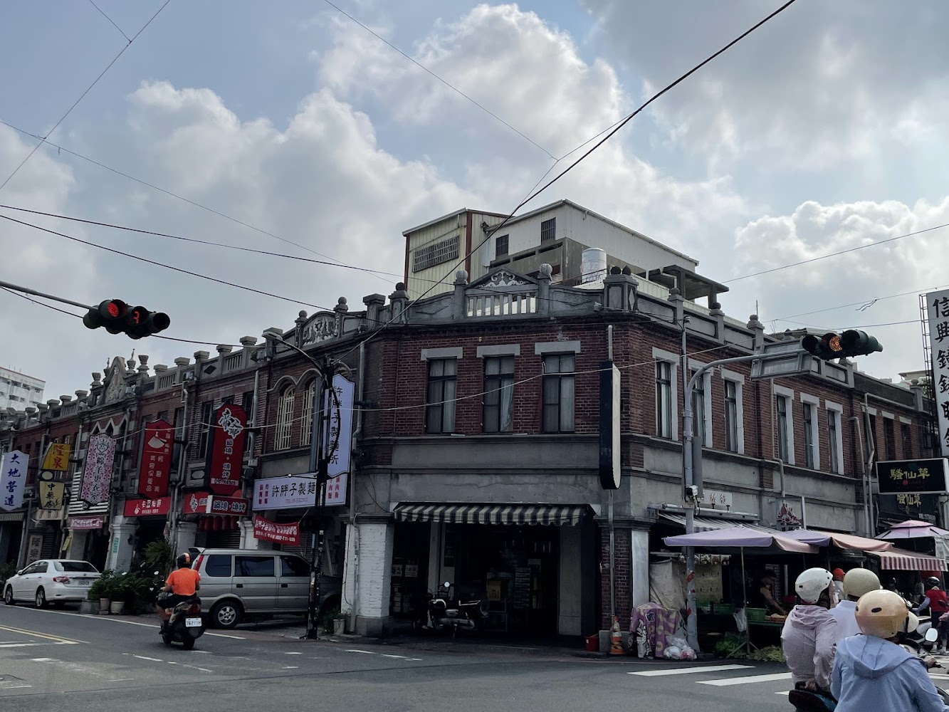 太平老街紅磚與巴洛克式街屋立面