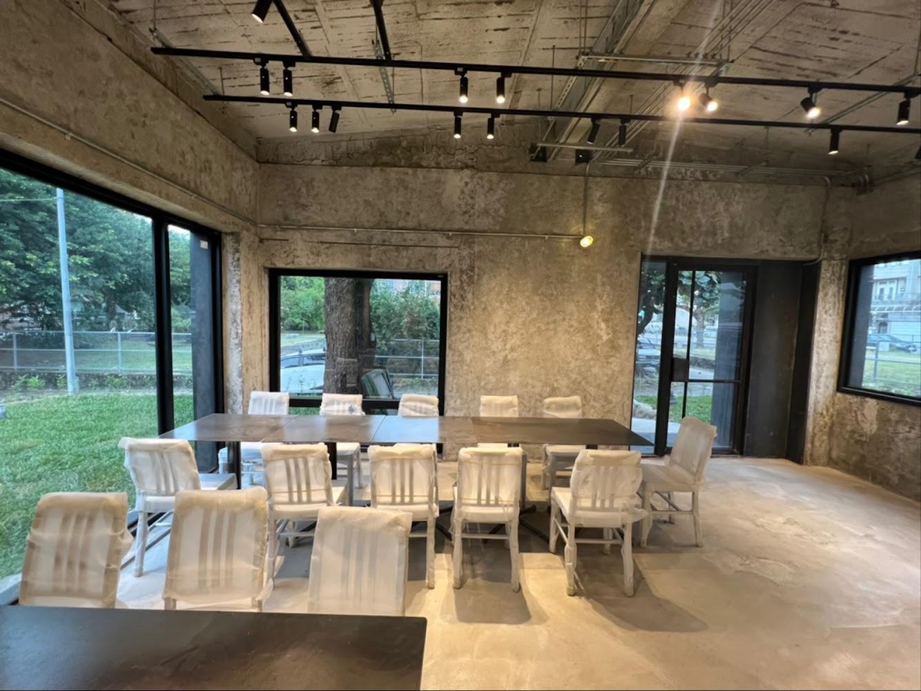 工業風室內用餐空間