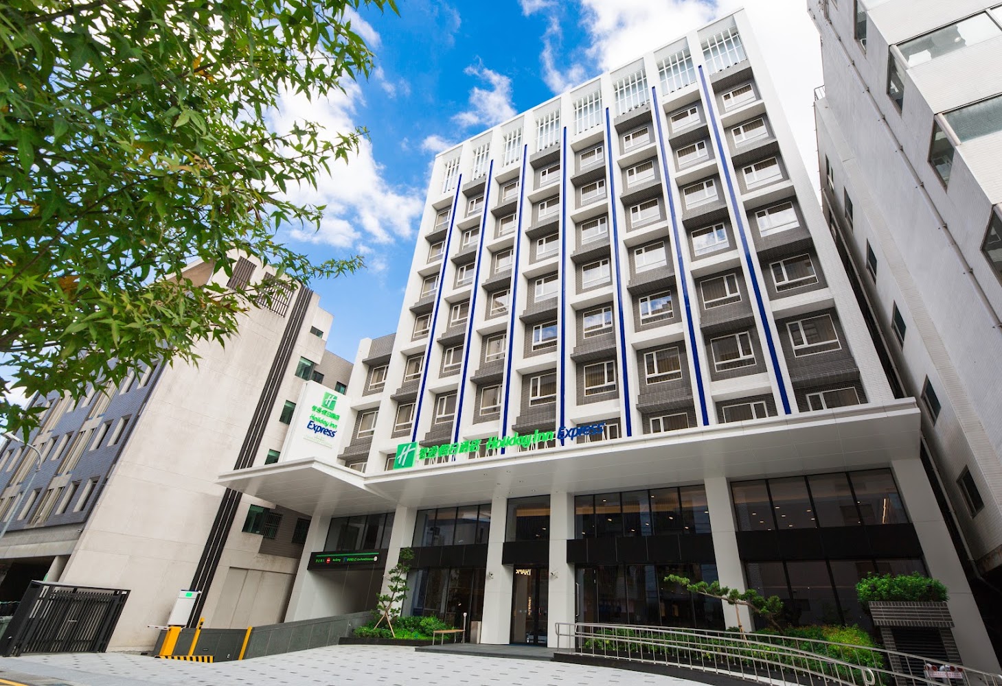 臺中逢甲智選假日酒店建築外觀,正面可見Holiday Inn Express招牌