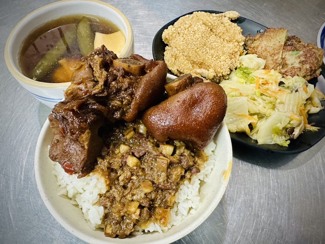 通霄市場魯肉飯各式便當與湯品配菜
