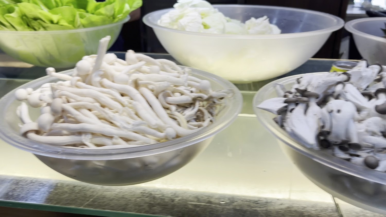 火鍋食材菇類與蔬菜自助區