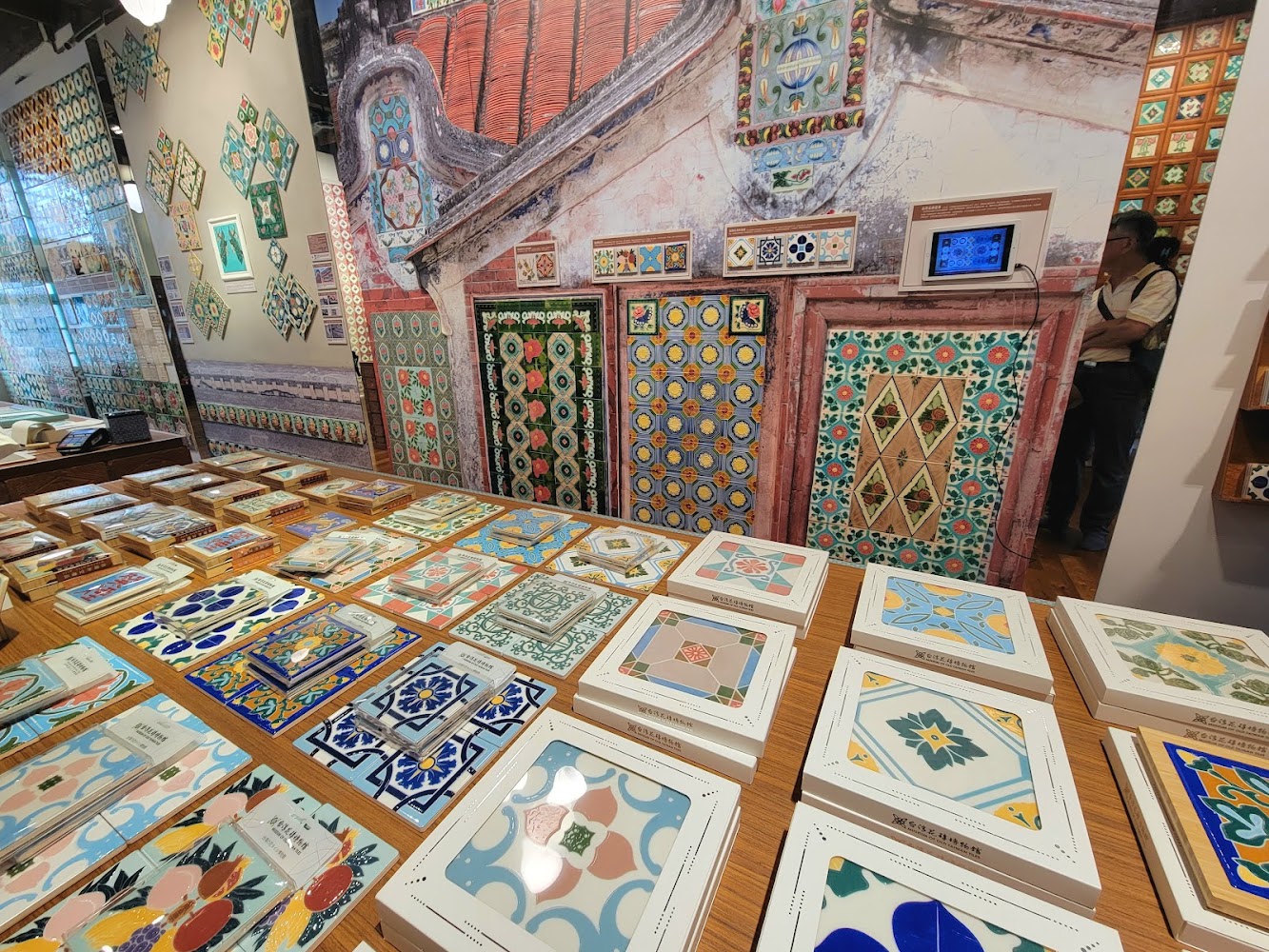 桌面與背景牆擺滿各式彩色花磚展示品
