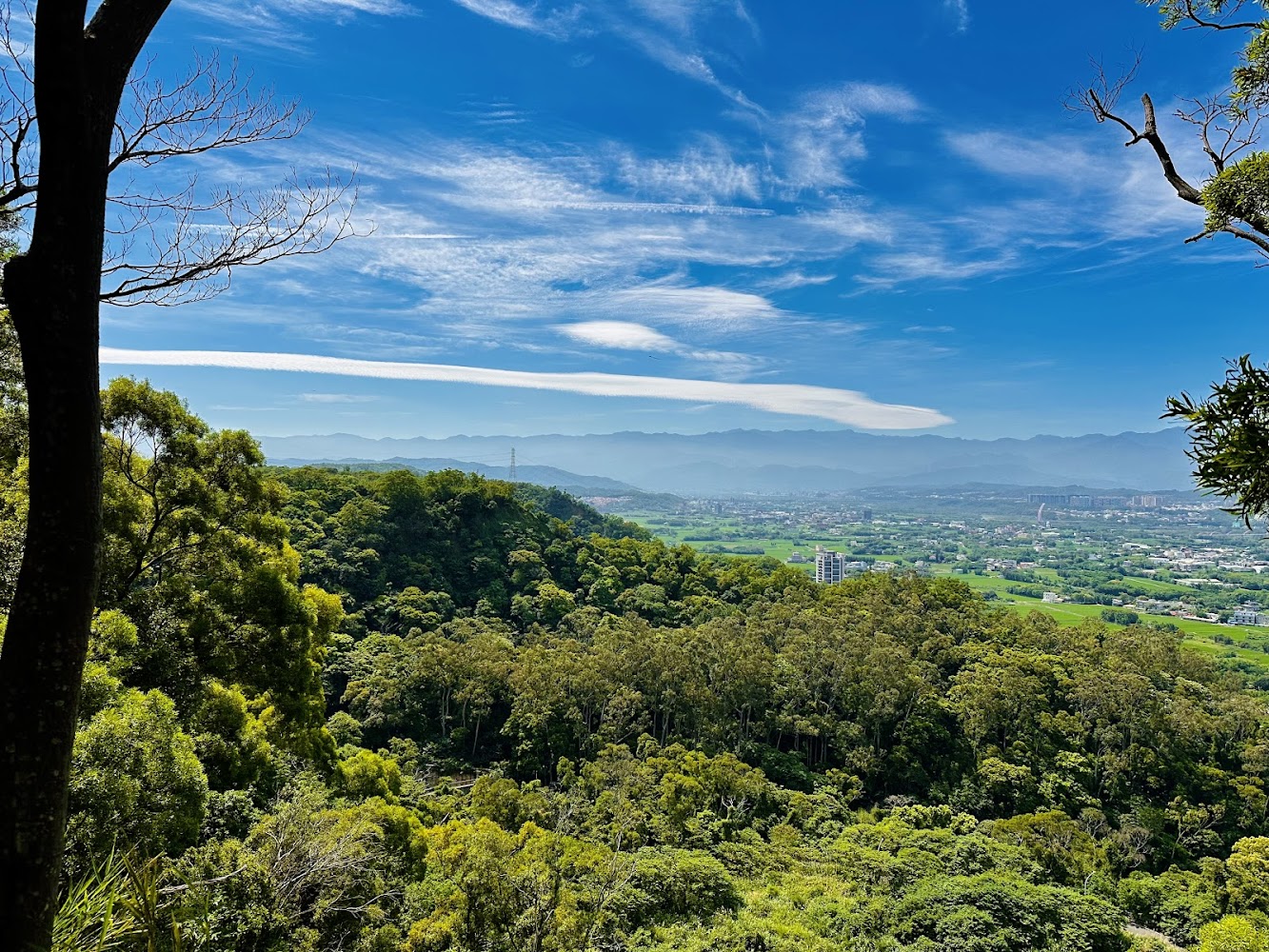 文山步道觀景臺遠眺平原與山景