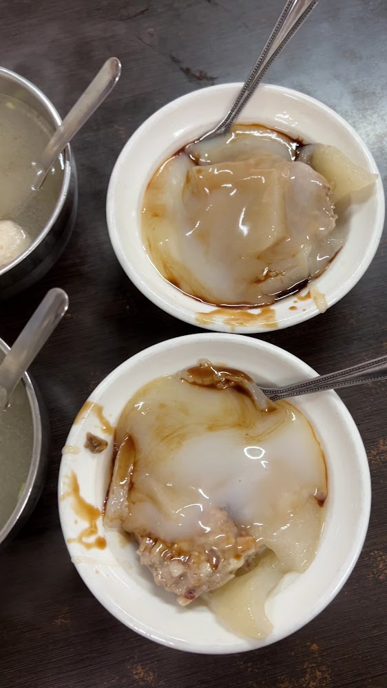 桌上有兩碗台灣特色肉圓與湯品，呈現經典小吃搭配。