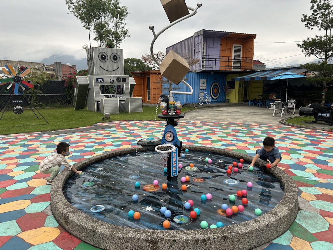 機器人創藝園區球池與親子遊戲區