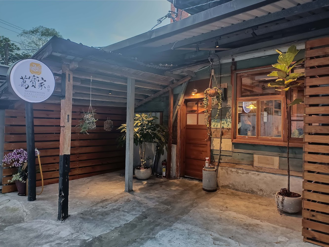 萬寶家食堂木造老屋門口