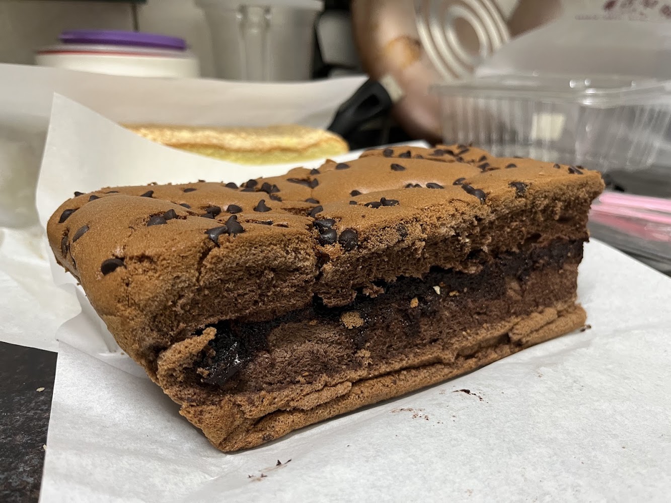 巧克力蛋糕切面與巧克力豆