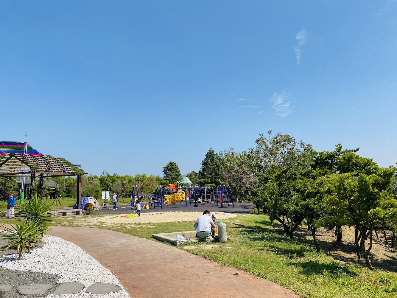 戶外公園有兒童遊樂設施與鞦韆