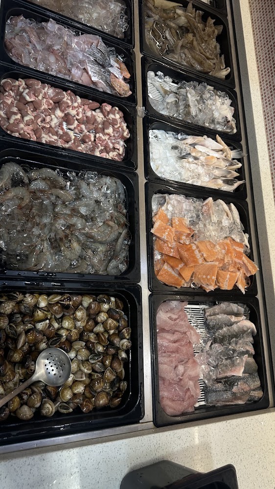 自助火鍋海鮮區有蝦蛤蜊魚片與多樣食材