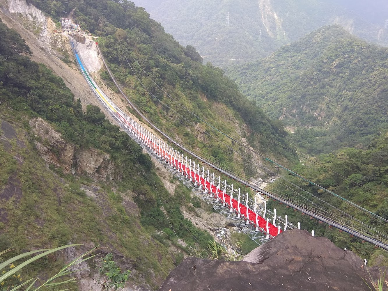 雙龍瀑布周邊彩色吊橋與深谷景觀