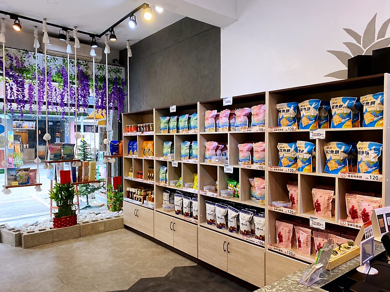 信華農特產站前店內部商品牆