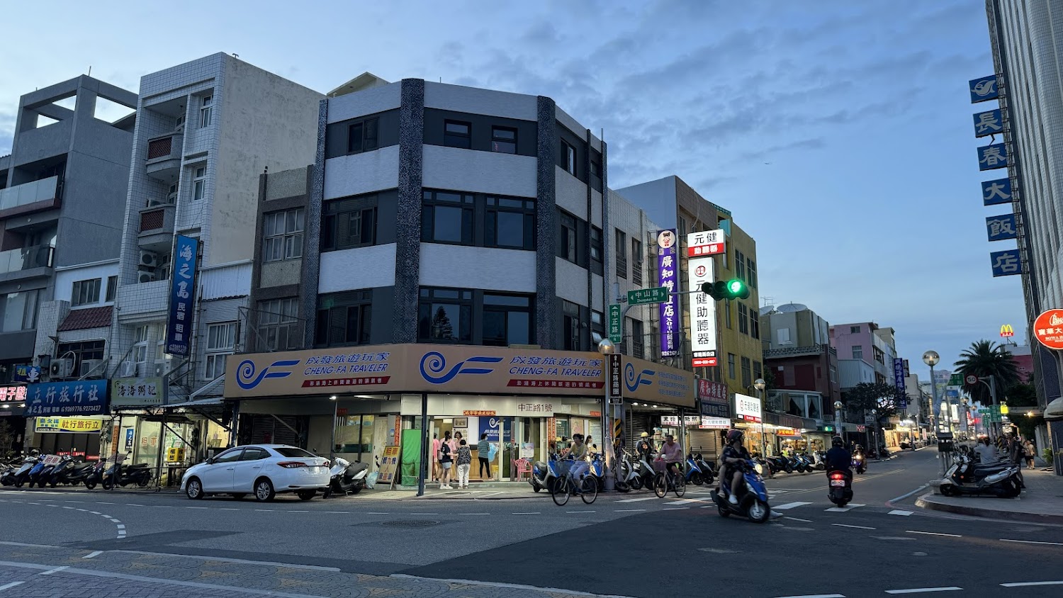 成發旅遊玩家街角店面