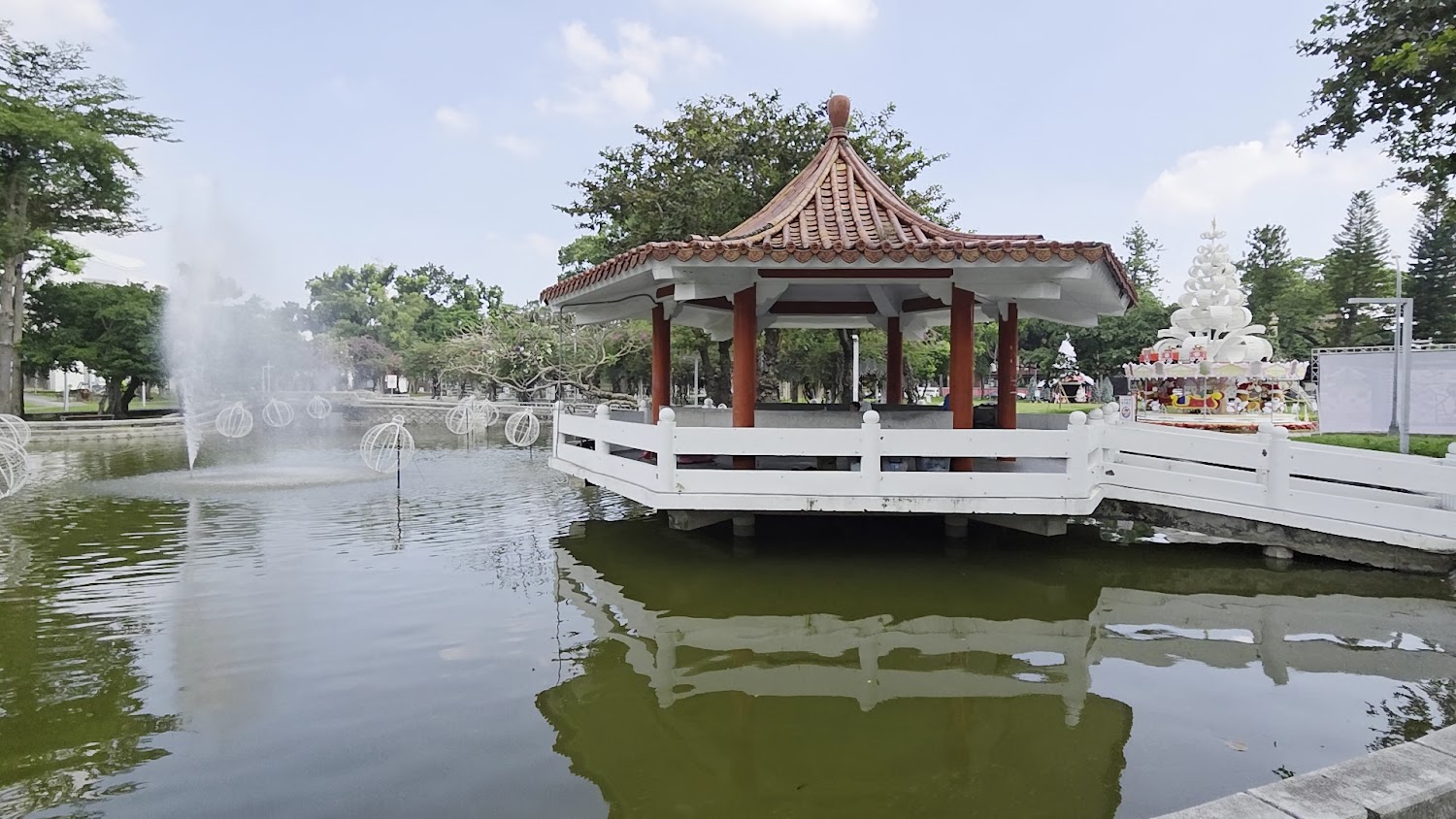 屏東公園湖心亭與綠景