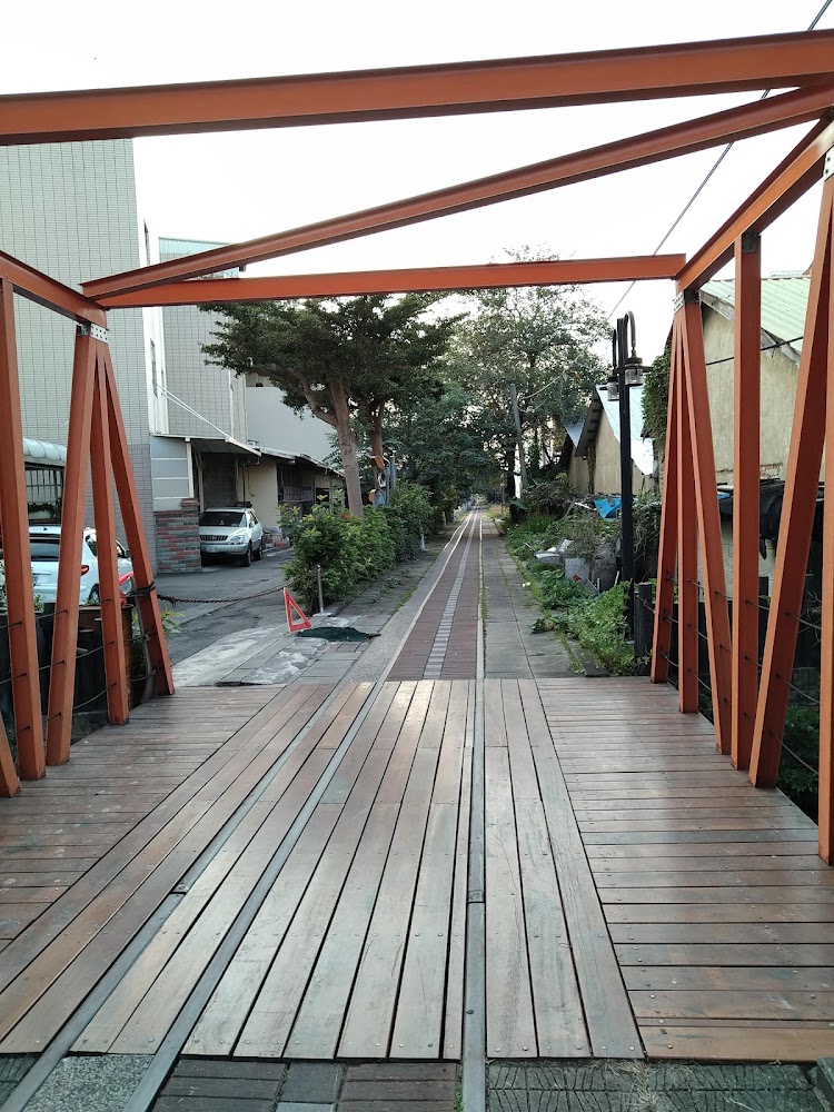 橘色橋體與舊鐵軌步道