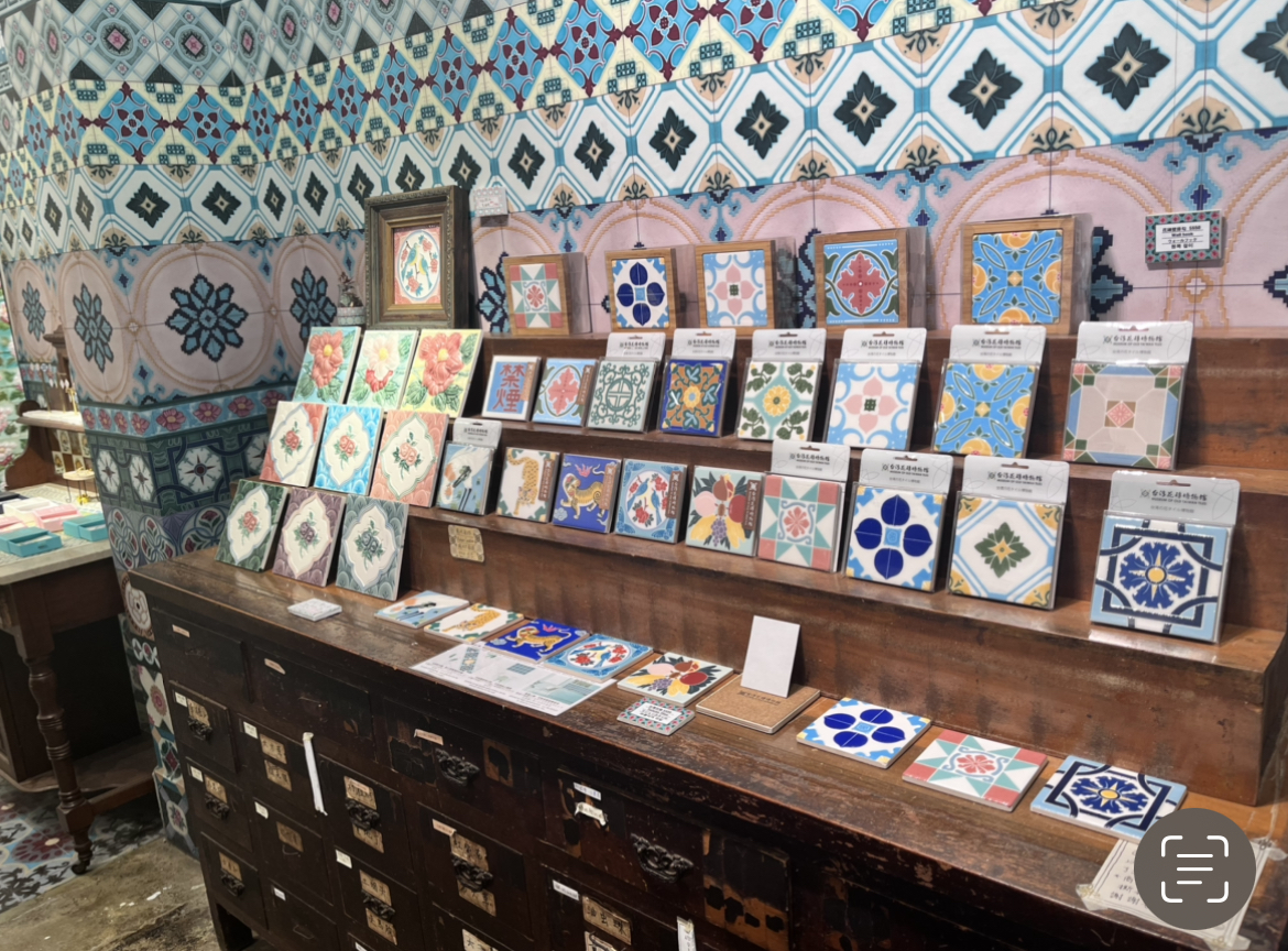 復古空間內展示多種彩色花磚樣品