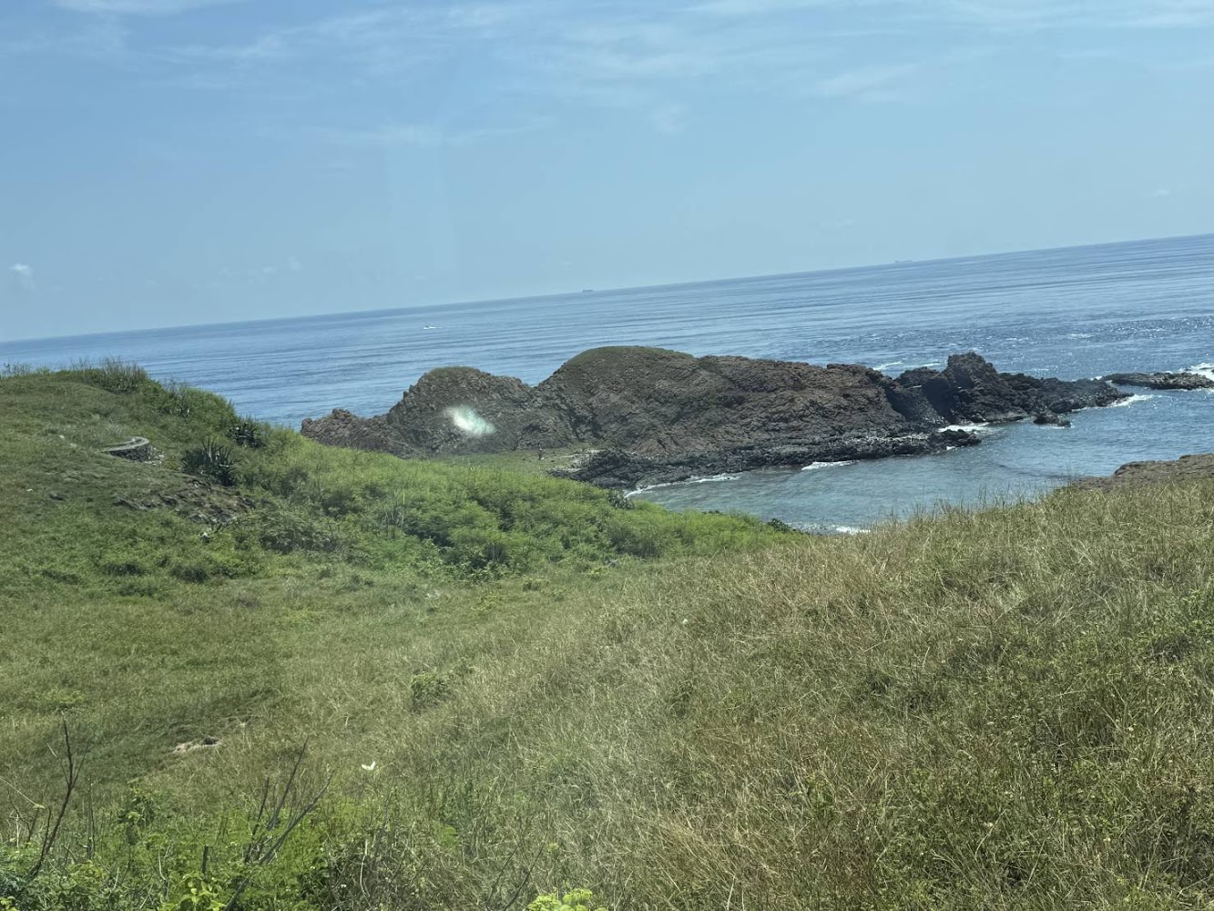 澎湖海岸與草地景色