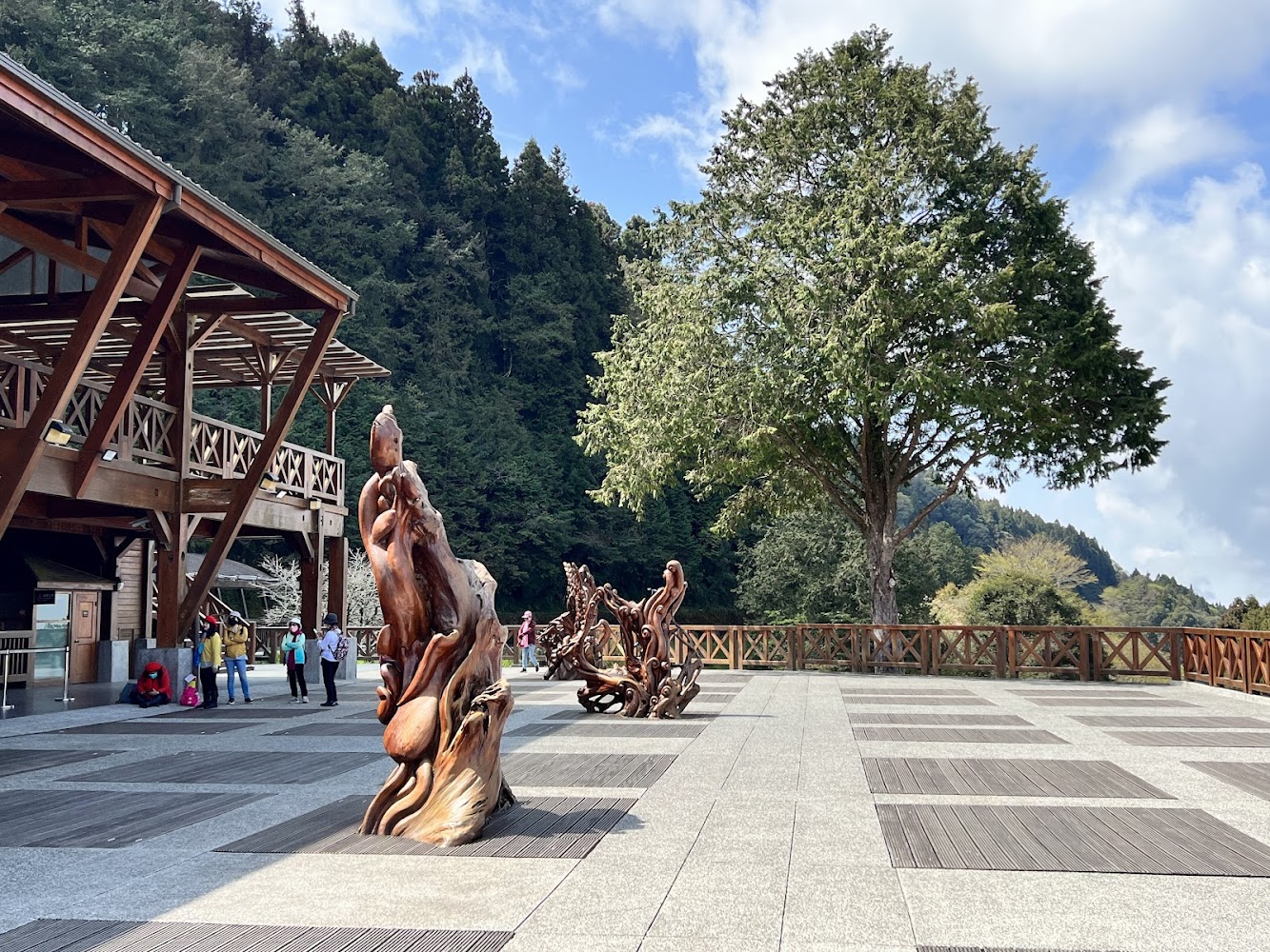 阿里山車站旁觀景平台與木雕藝術