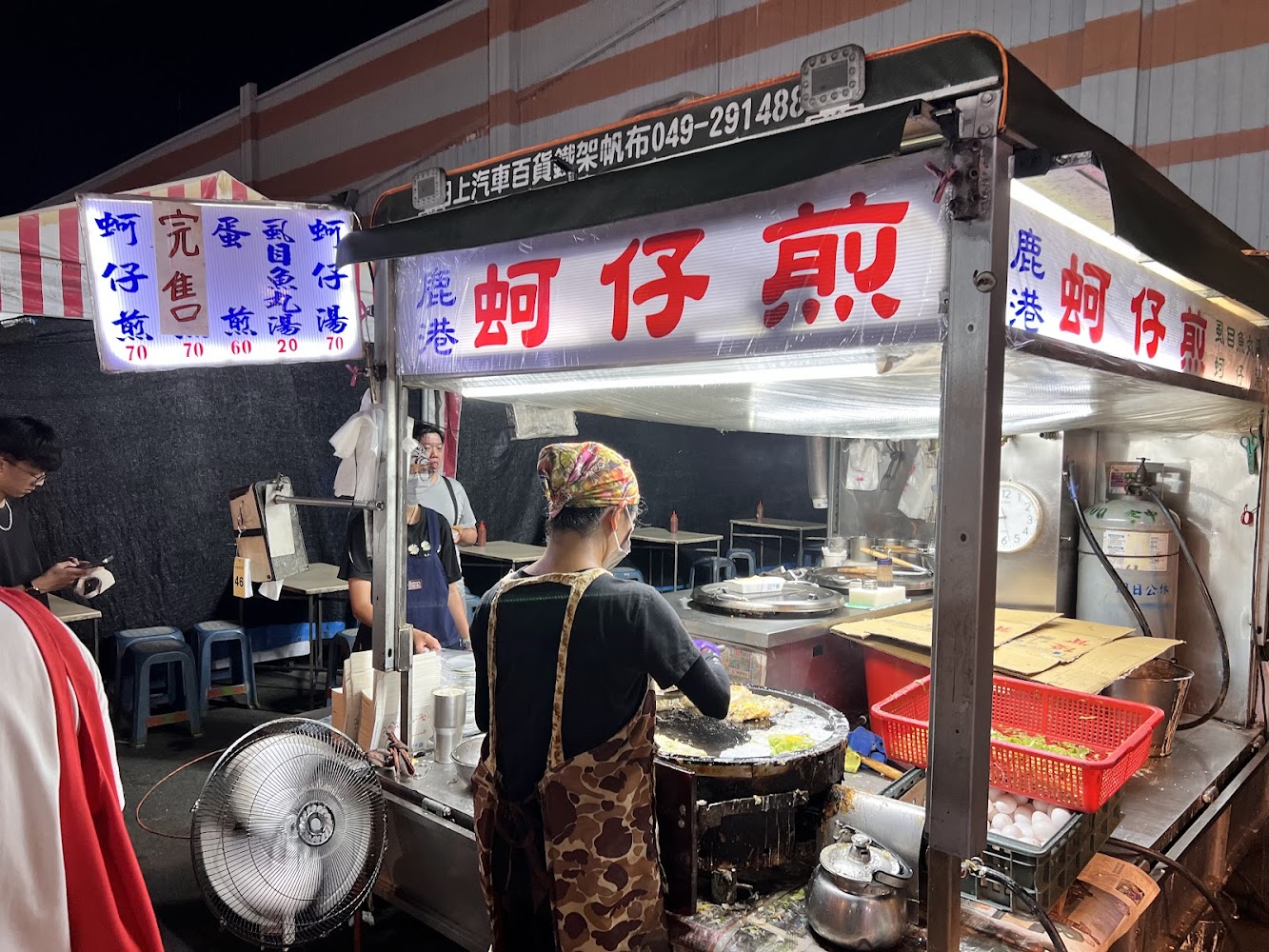 夜市蚵仔煎攤位，招牌清楚可見