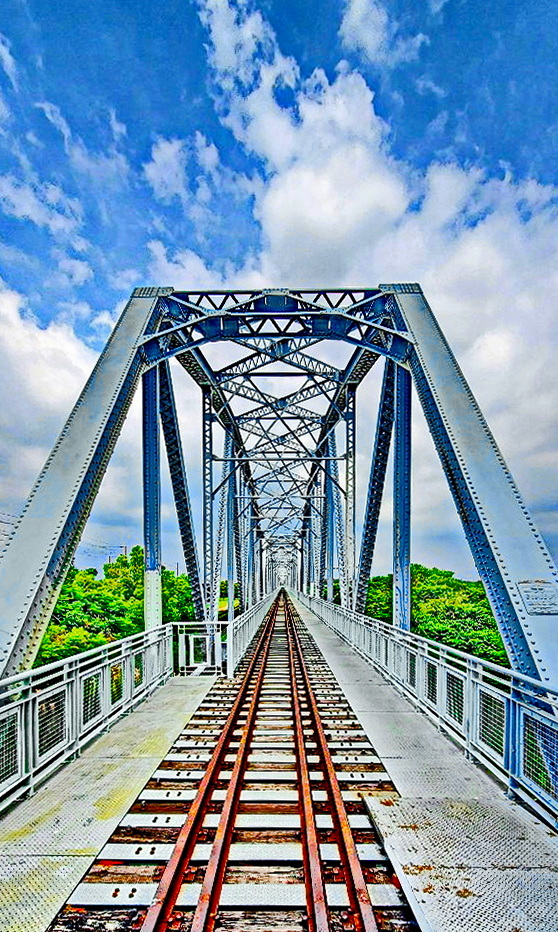 下淡水溪鐵橋近距離鐵軌視角