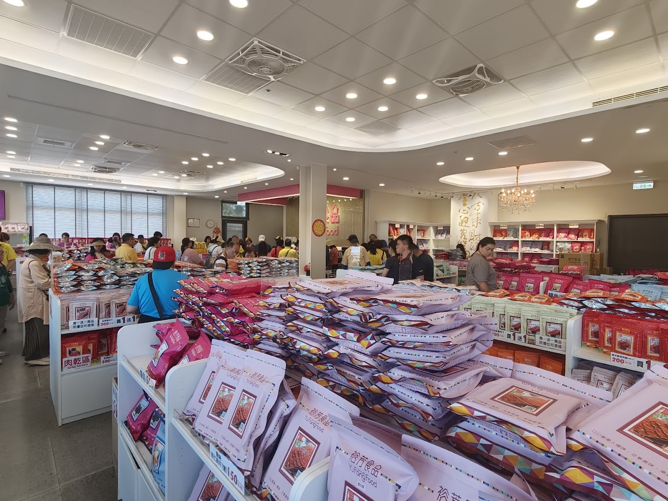 裕芳食品通霄店內部商品陳列