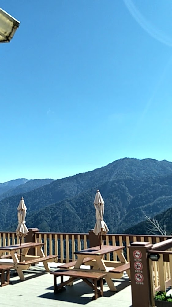 雲海咖啡廳露台座位與藍天山景