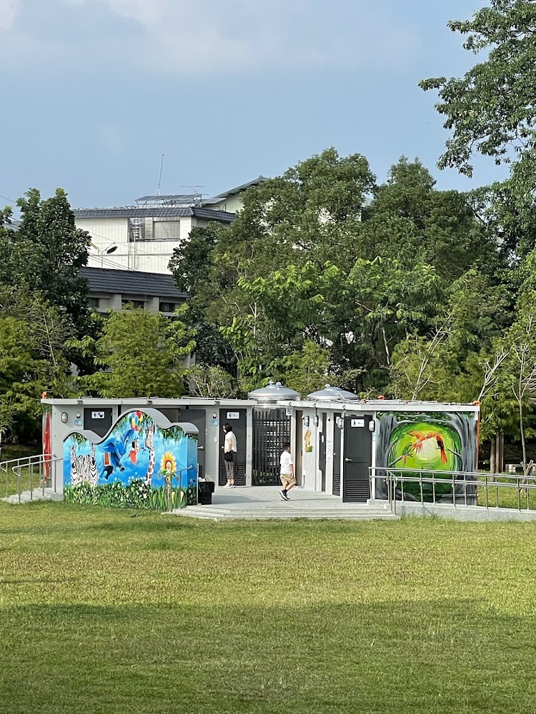 戶外公園公共廁所有鮮豔塗鴉外牆
