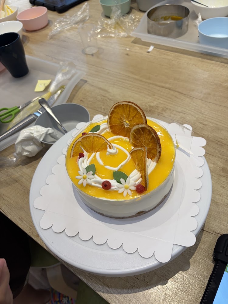 蛋糕裝飾完成放在轉盤上