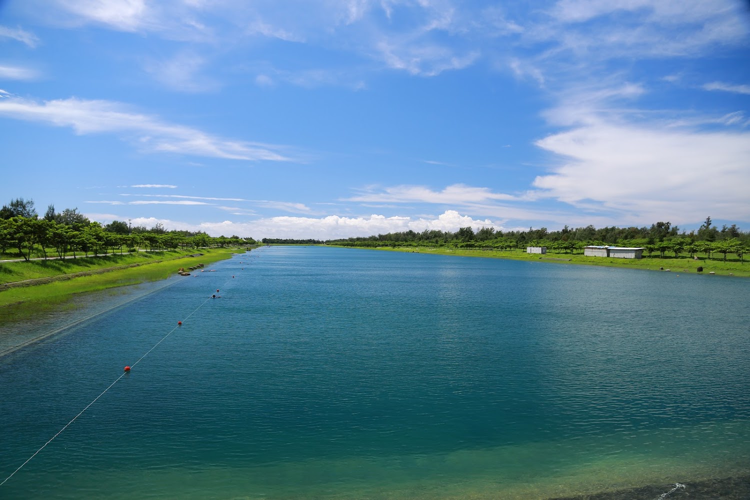 活水湖寬廣水道景色