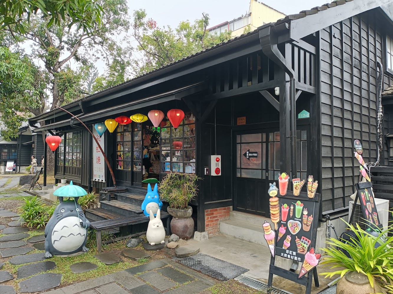 日式風格建築門口有龍貓公仔與甜品立牌的奇木風景館