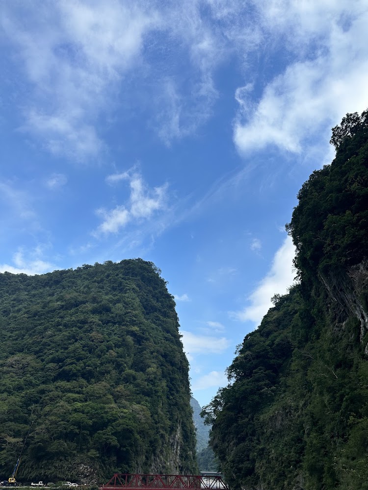 青翠山谷中紅色鐵橋的壯麗景色