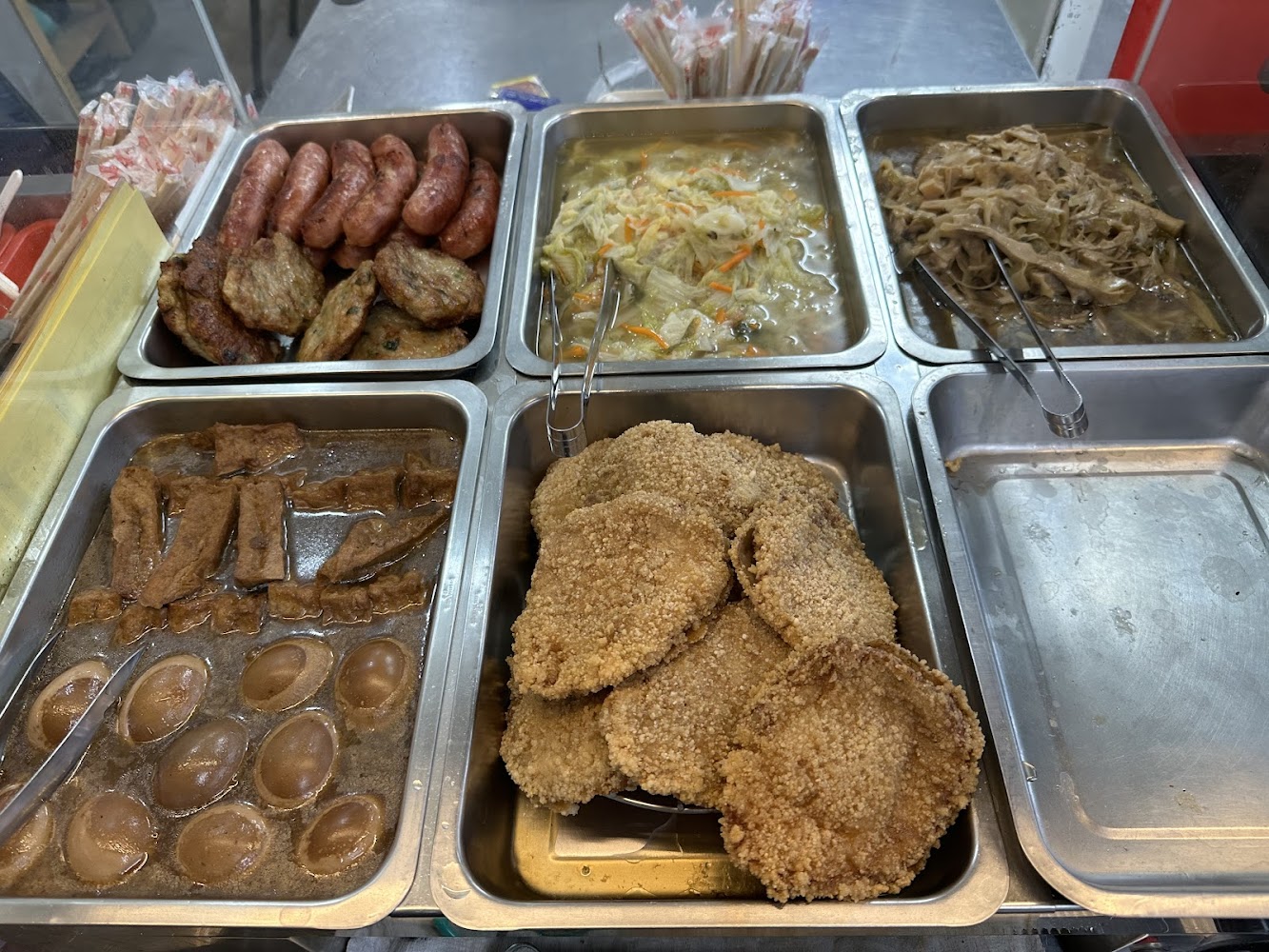 通霄市場魯肉飯配菜區有滷蛋豆干香腸與炸排骨