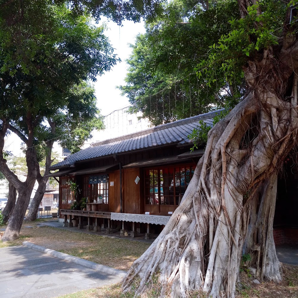 大樹環繞的雲中街日式老屋景色