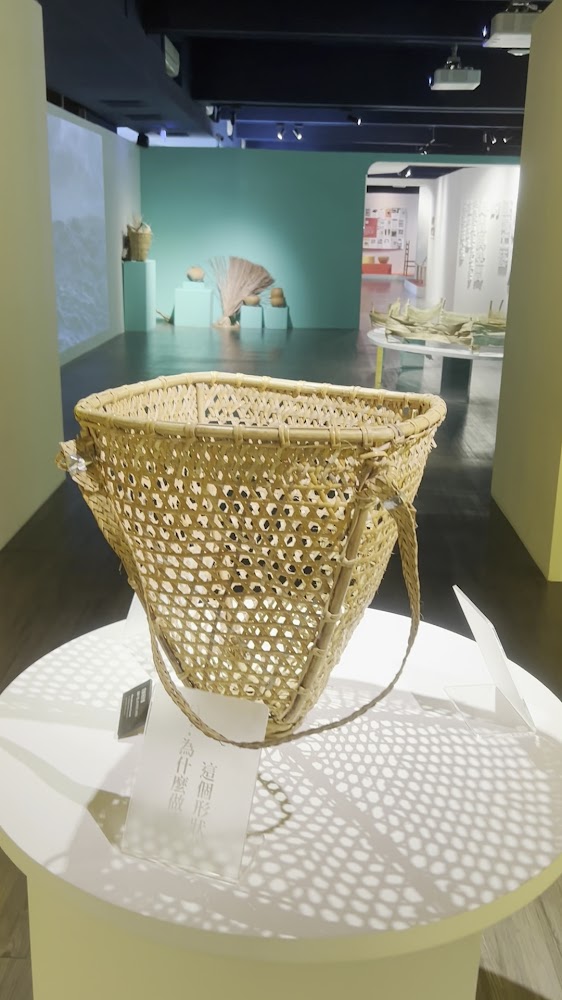 大型竹編背簍展品，展示工藝細節
