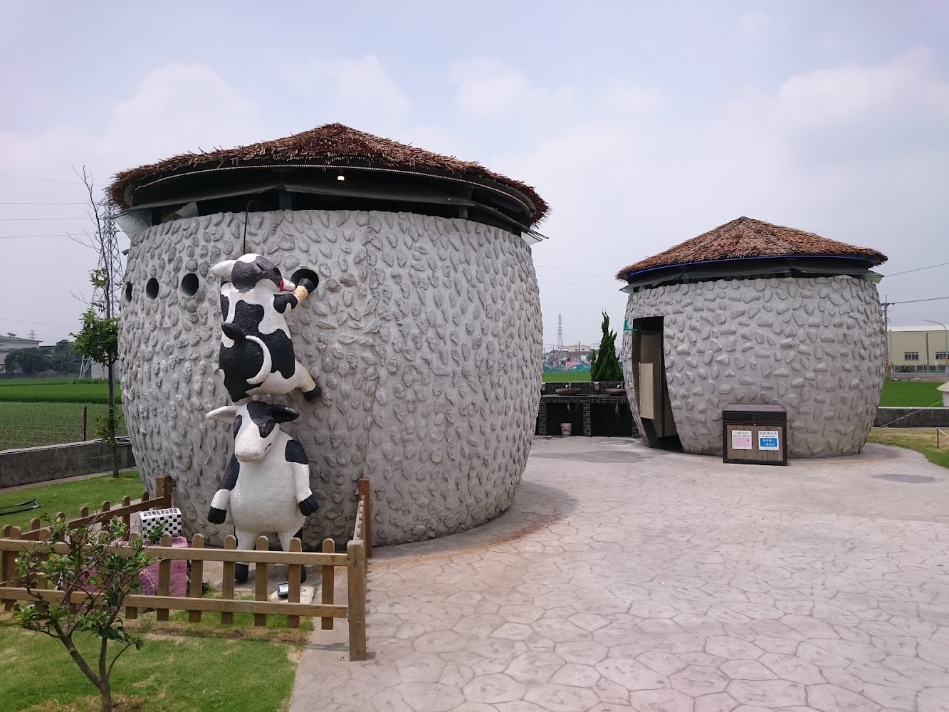 千巧谷牛樂園牧場石屋與乳牛裝置