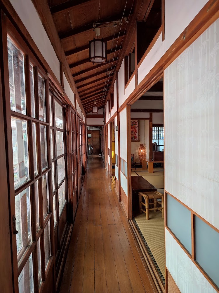 日式木造建築內部長廊