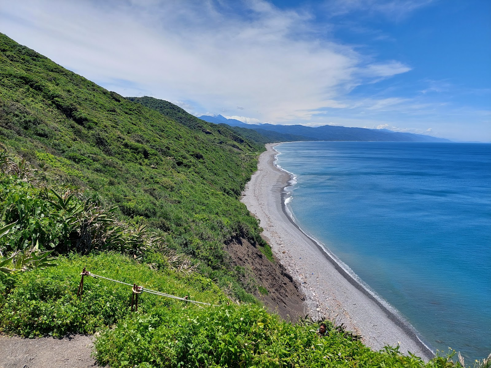 阿塱壹古道濱海步道俯瞰太平洋海岸線，草木蓊鬱