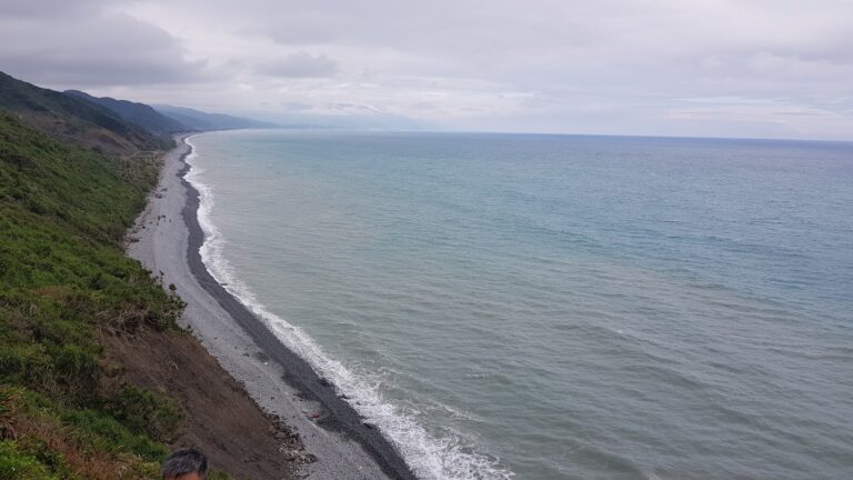 阿塱壹古道空拍海岸線，礫石灘沿山勢蜿蜒入海，屏東秘境步道