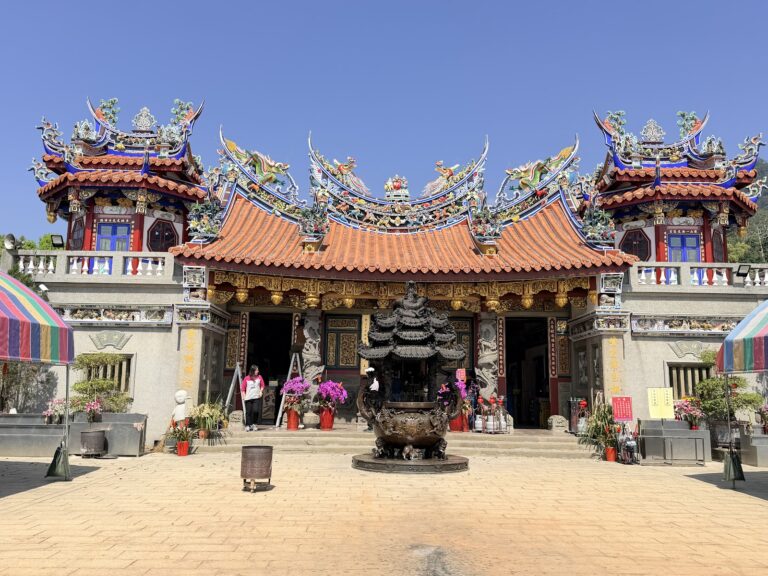 半天岩紫雲寺廟埕正殿全景 嘉義番路景點