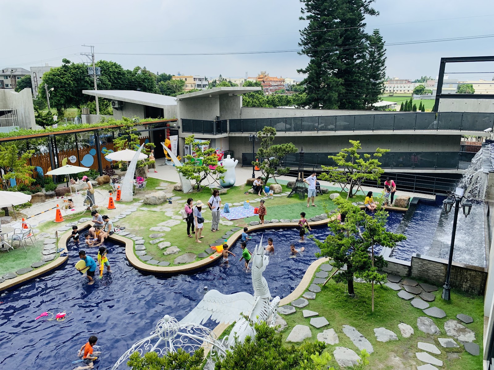 水銡利廚衛生活村戶外戲水區，白色遮陽傘草坪親子景點彰化秀水