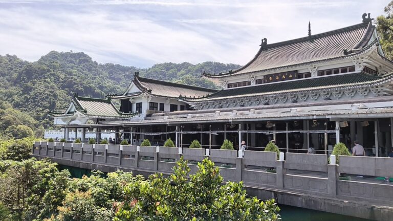 承天禪寺廟宇建築群全景,多殿層疊四周青山環繞,新北土城廟宇景點