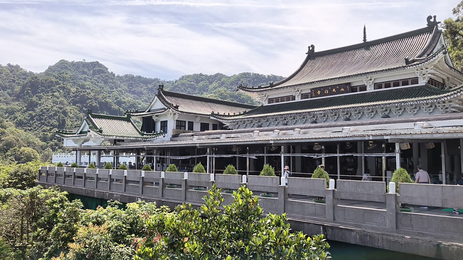 承天禪寺廟宇建築群全景,多殿層疊四周青山環繞,新北土城廟宇景點