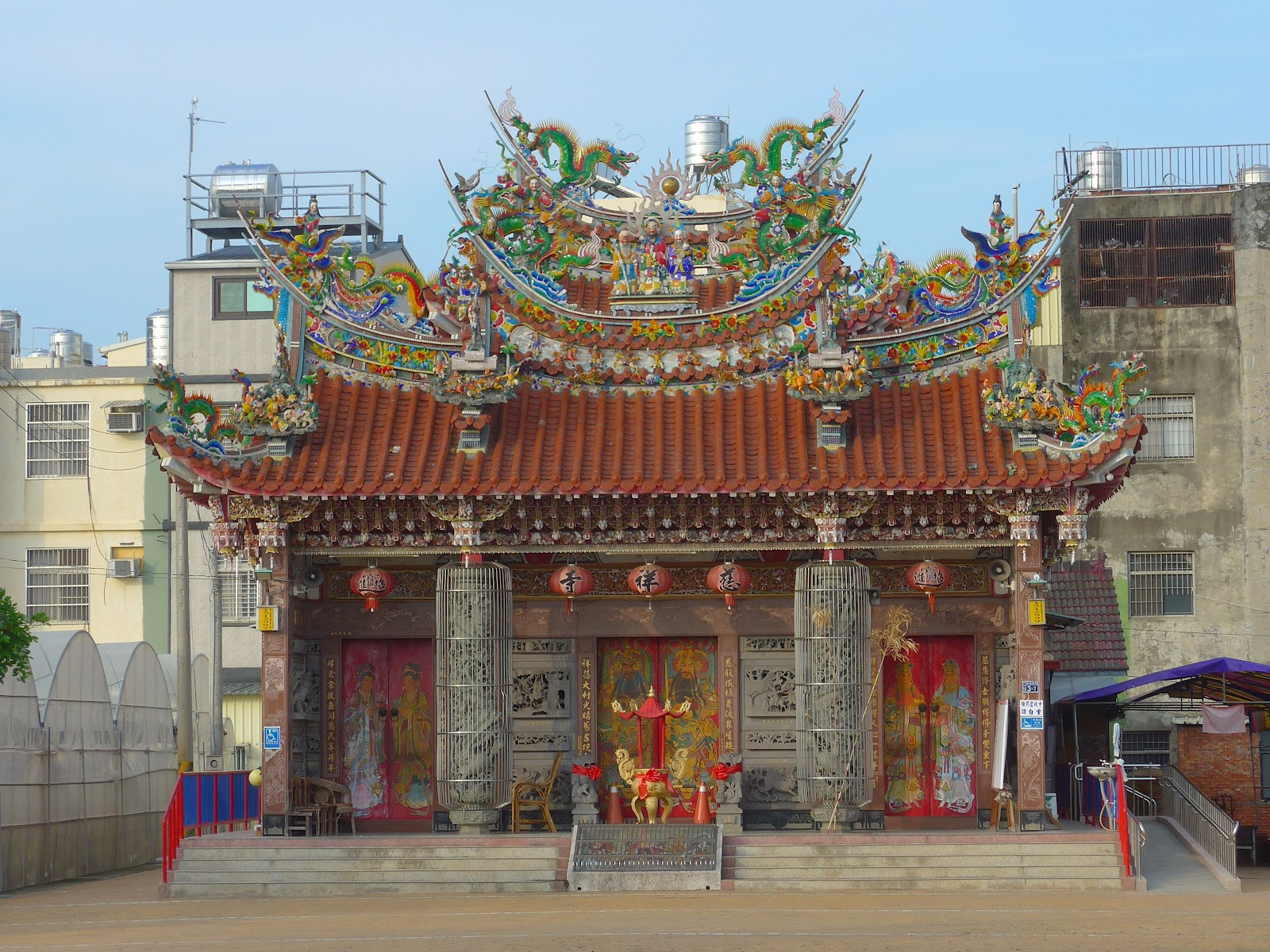 大庄慈雲寺廟宇正面全景，龍飾屋頂與傳統建築工藝，彰化大村鄉信仰中心