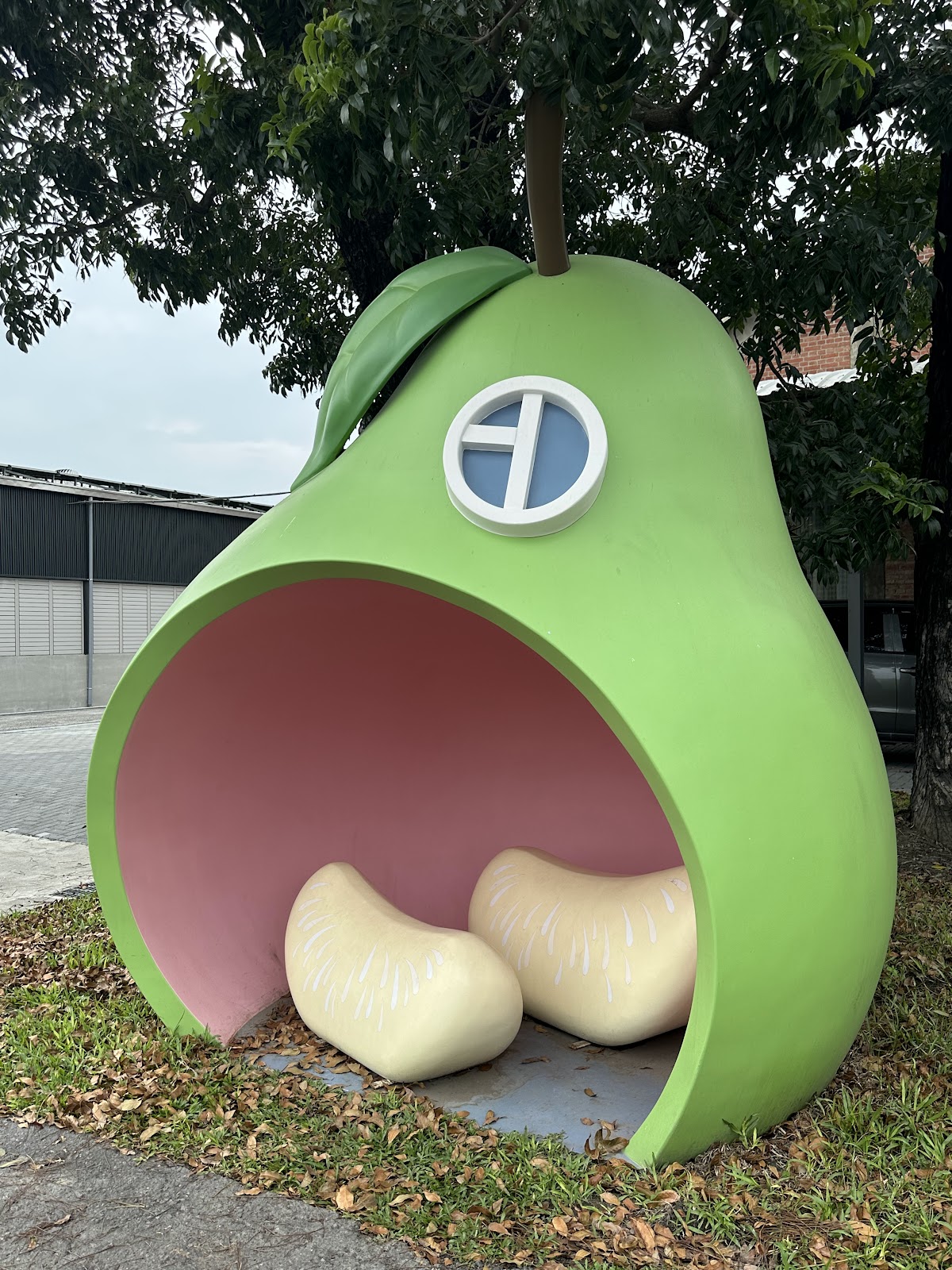柚兒園入口處的柚子造型裝置藝術垃圾桶