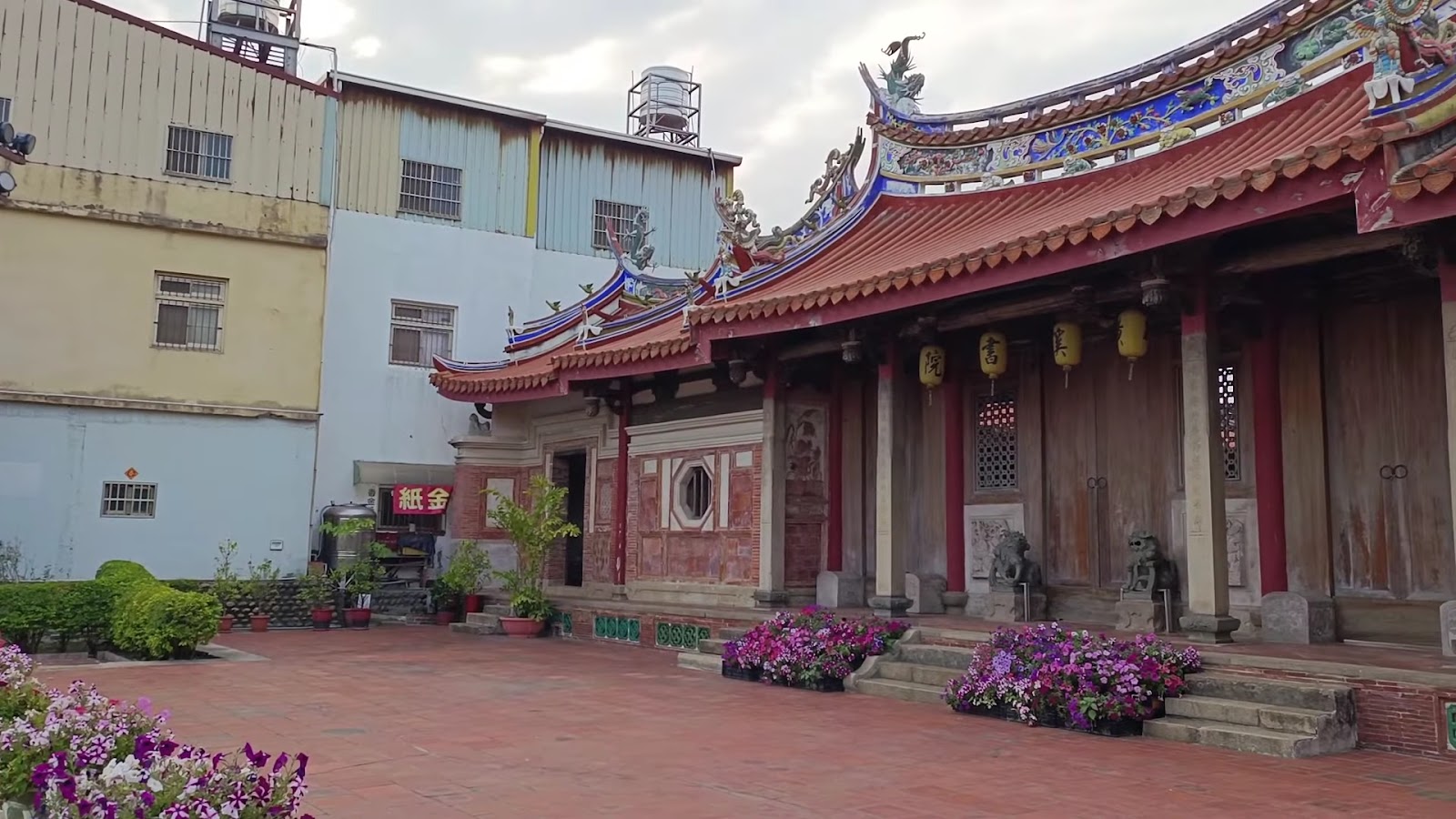 磺溪書院側面建築與花圃，台中大肚市定古蹟書院