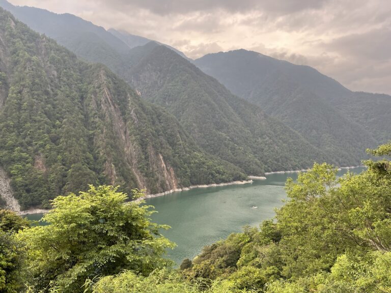 台中德基水庫翡翠碧水俯瞰,高山水庫壯闊景色