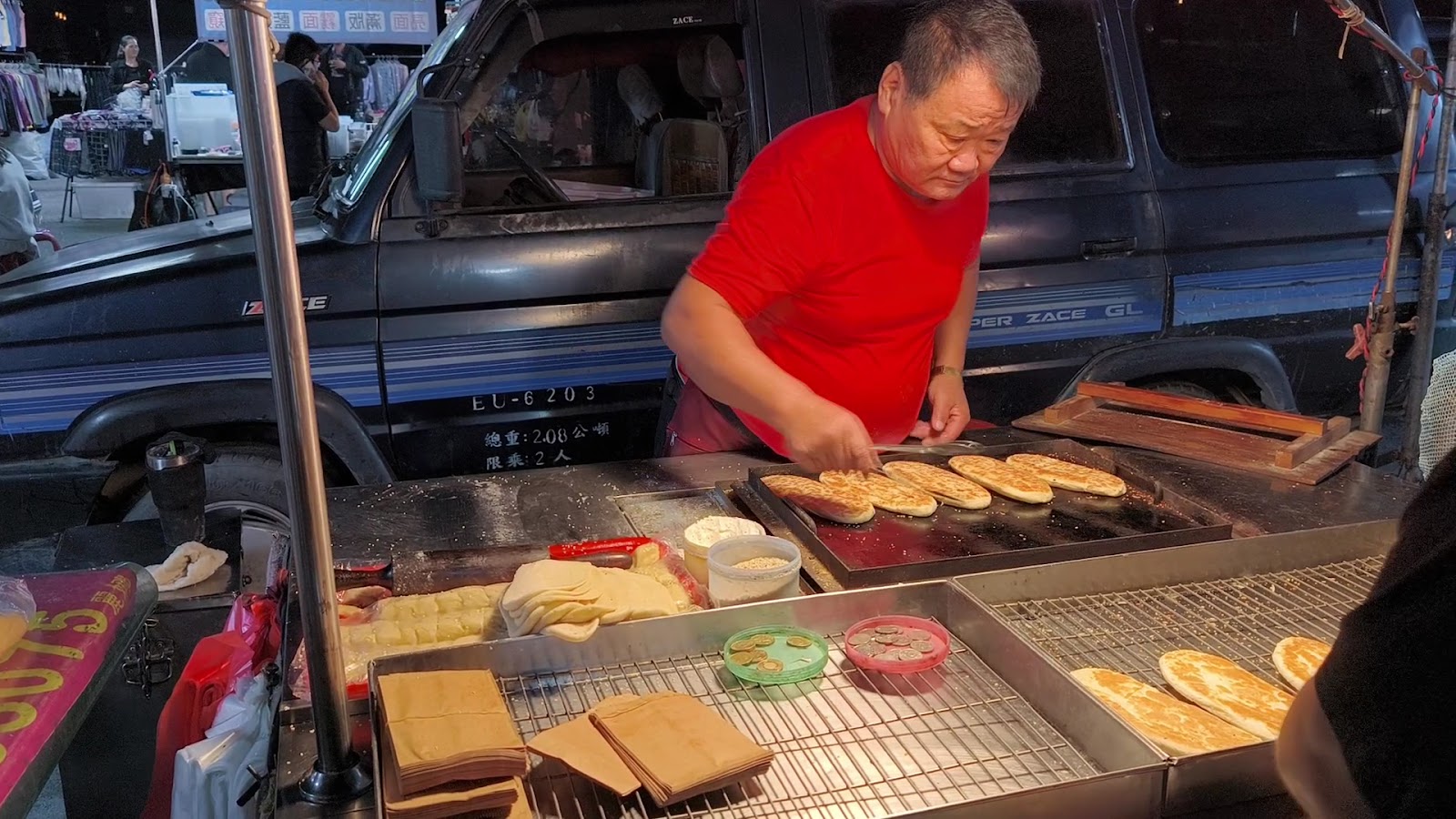 斗南夜市蔥油餅水煎包攤,老闆現煎多種口味