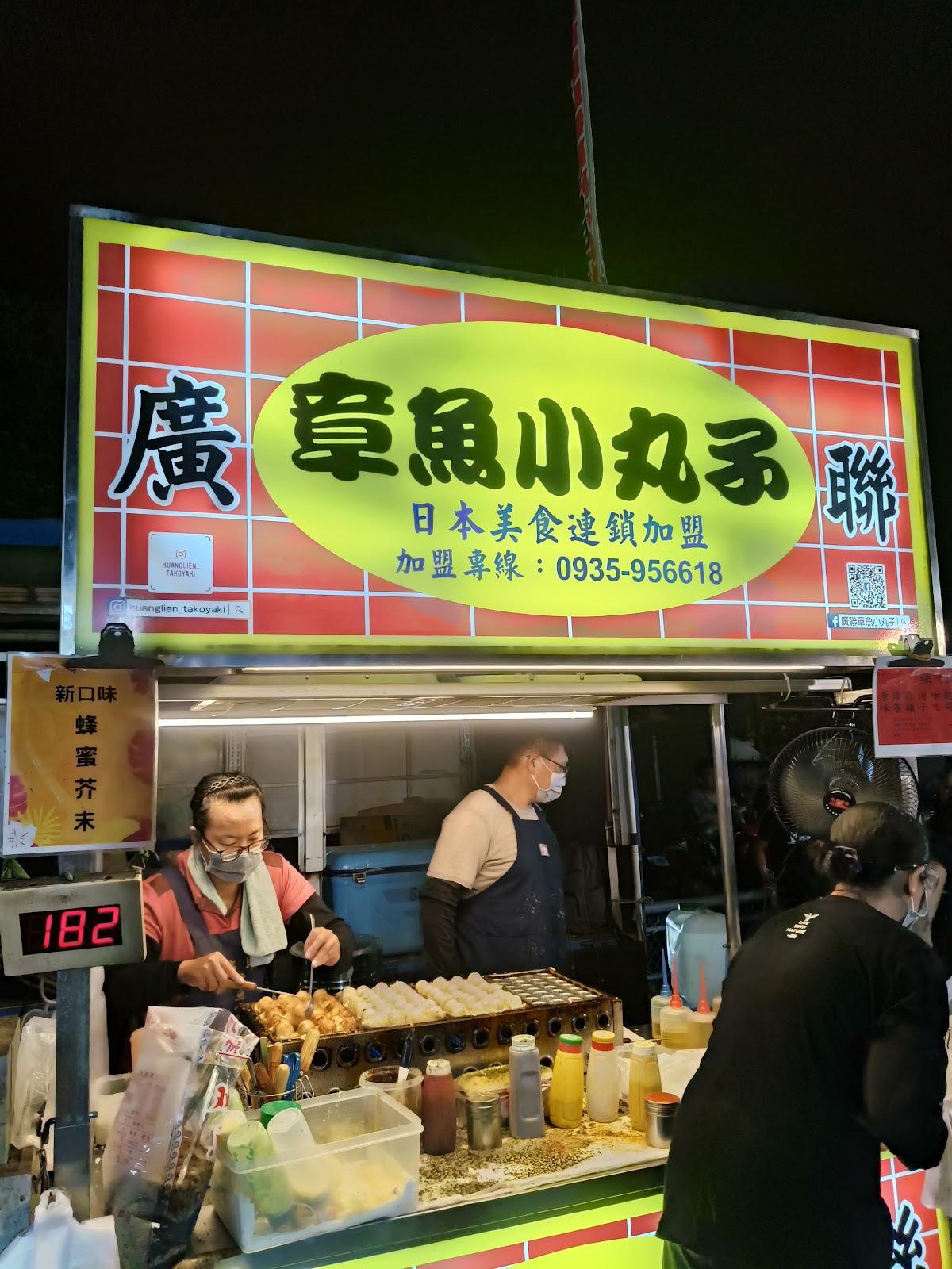 斗南夜市章魚小丸子攤位,老闆現場翻面製作
